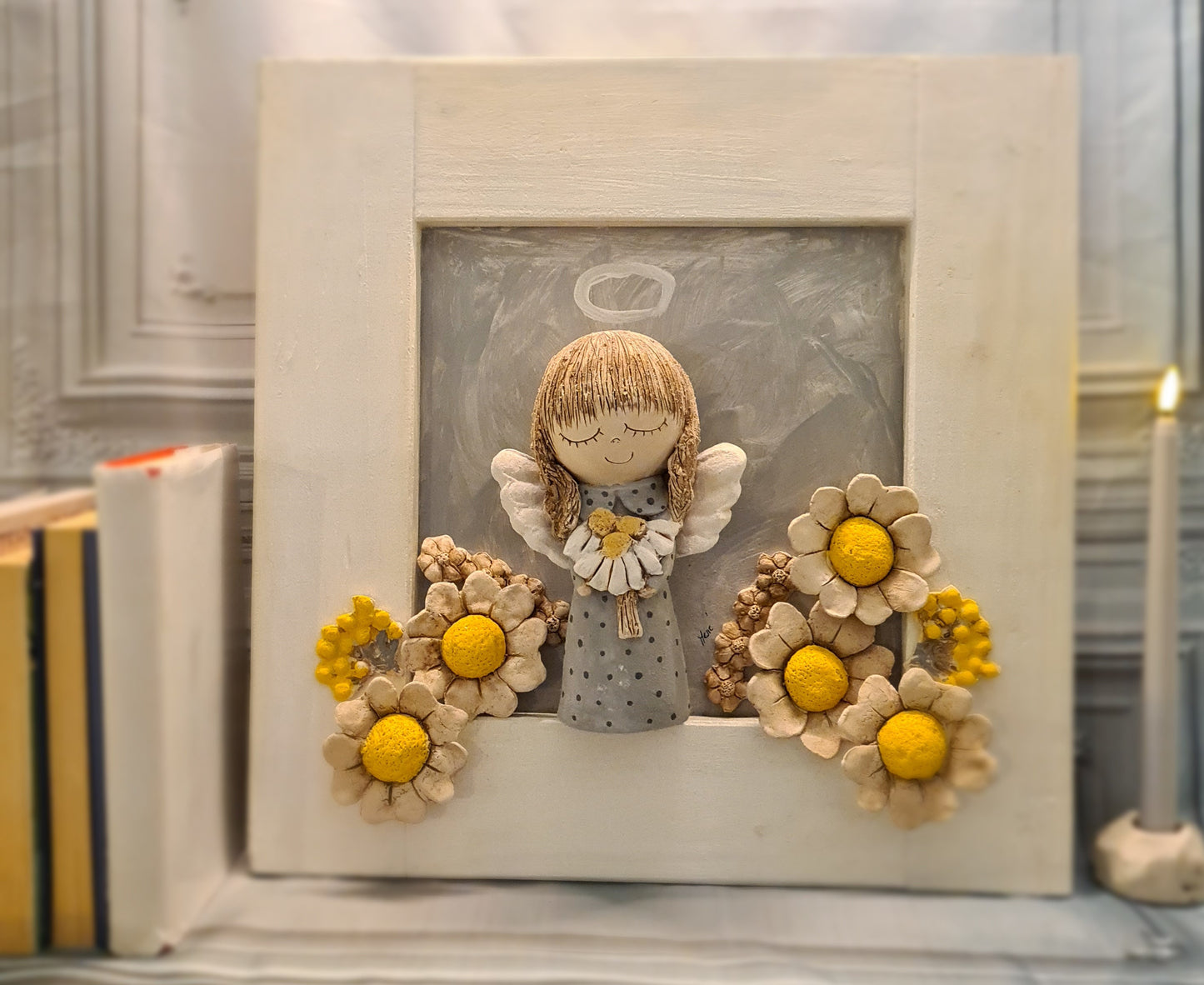 Keramički anđeo u drvenom okviru