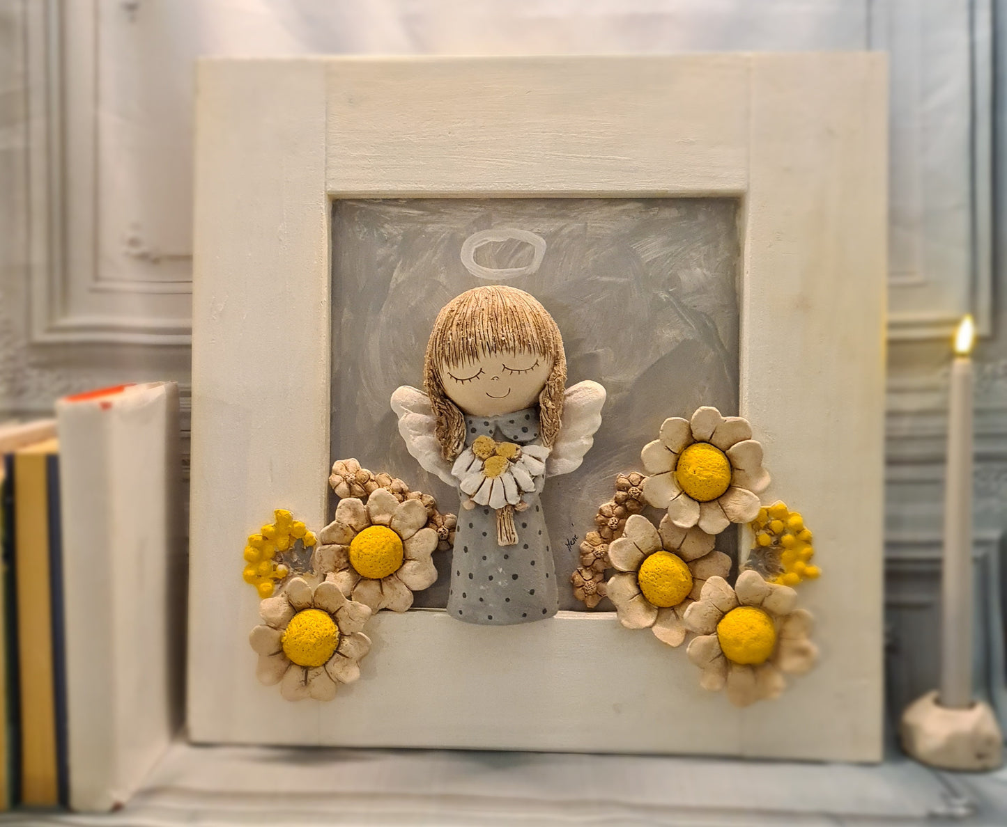 Keramički anđeo u drvenom okviru