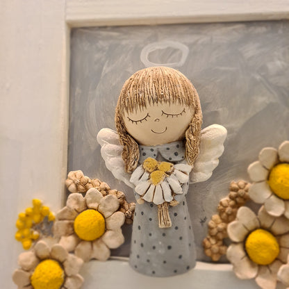 Keramički anđeo u drvenom okviru