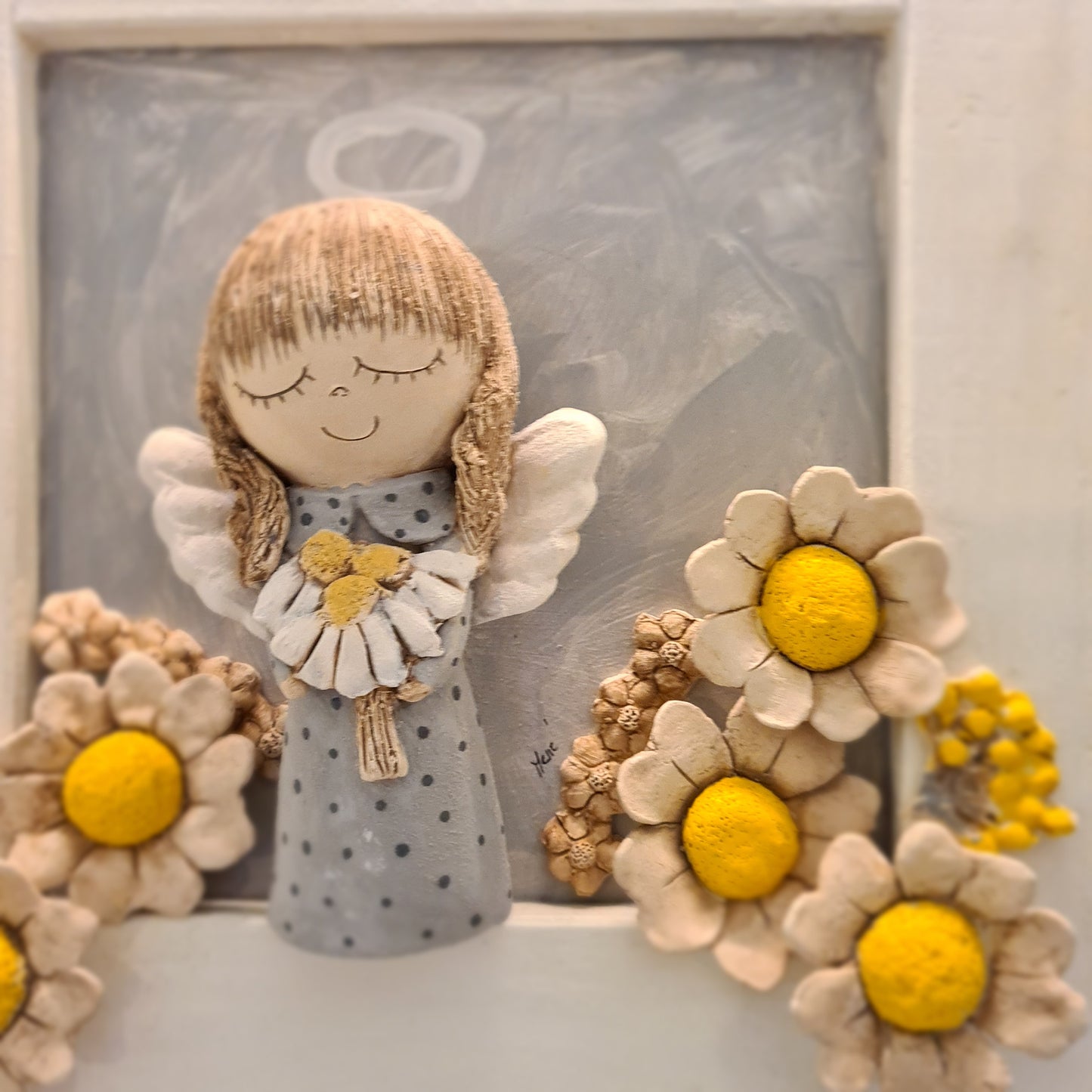 Keramički anđeo u drvenom okviru